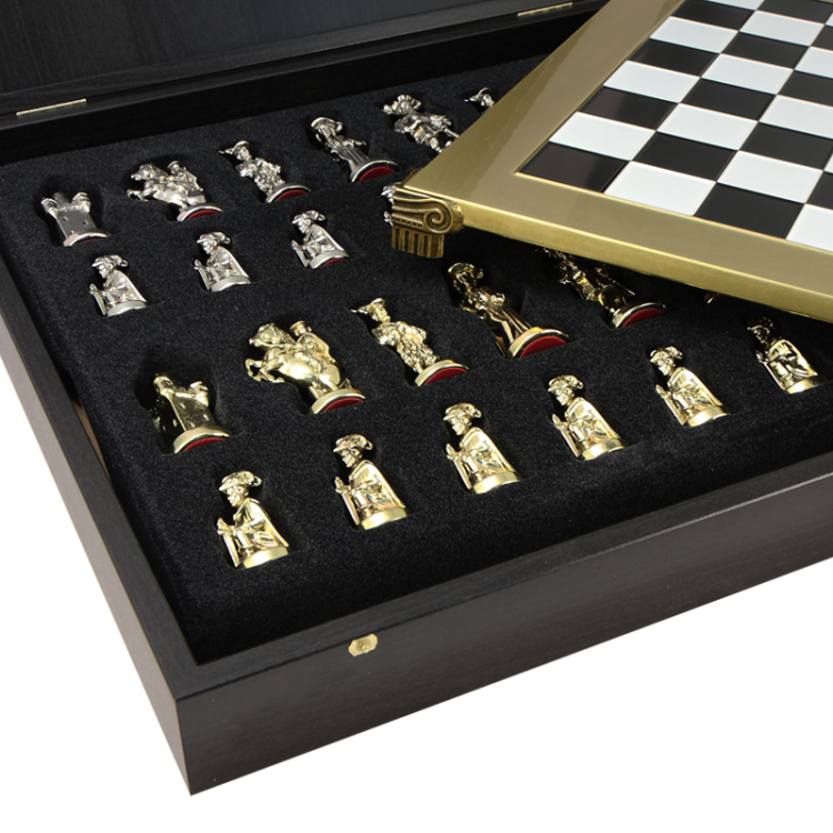 Шахматы Рыцари Средневековья, Черно-белая доска Manopoulos MP-S-12-44-BLA, фотография фигур в ложементе