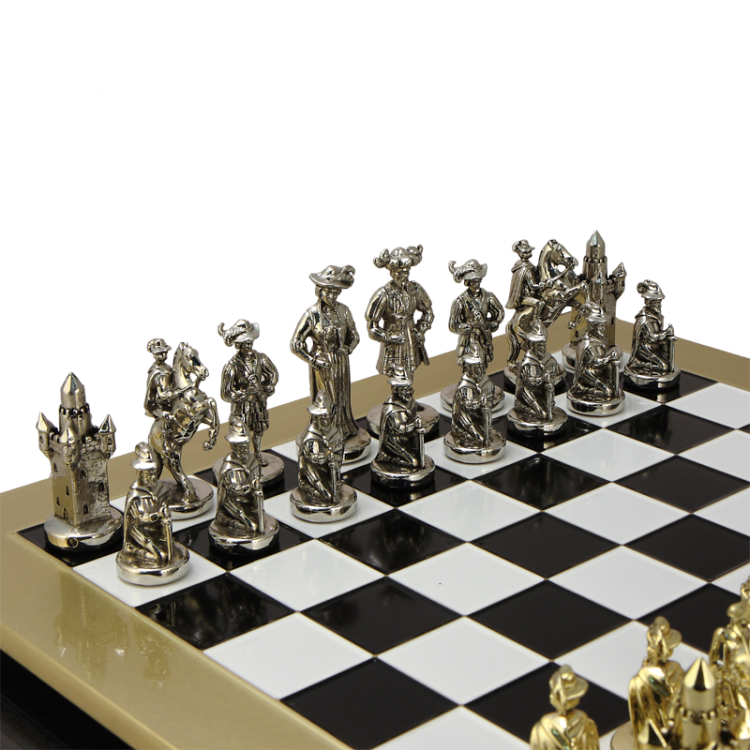 Шахматы Рыцари Средневековья, Черно-белая доска Manopoulos MP-S-12-44-BLA, фотография серебряных фигур на доске