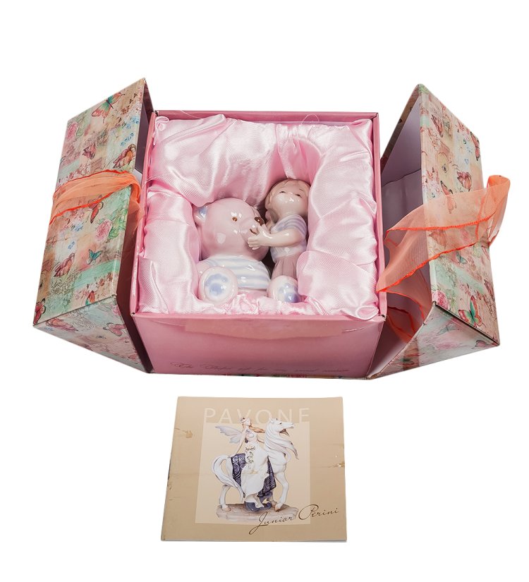 Статуэтка из фарфора Мой плюшевый друг Девочка с медведем Pavone JP-42/10, фотография в упаковке