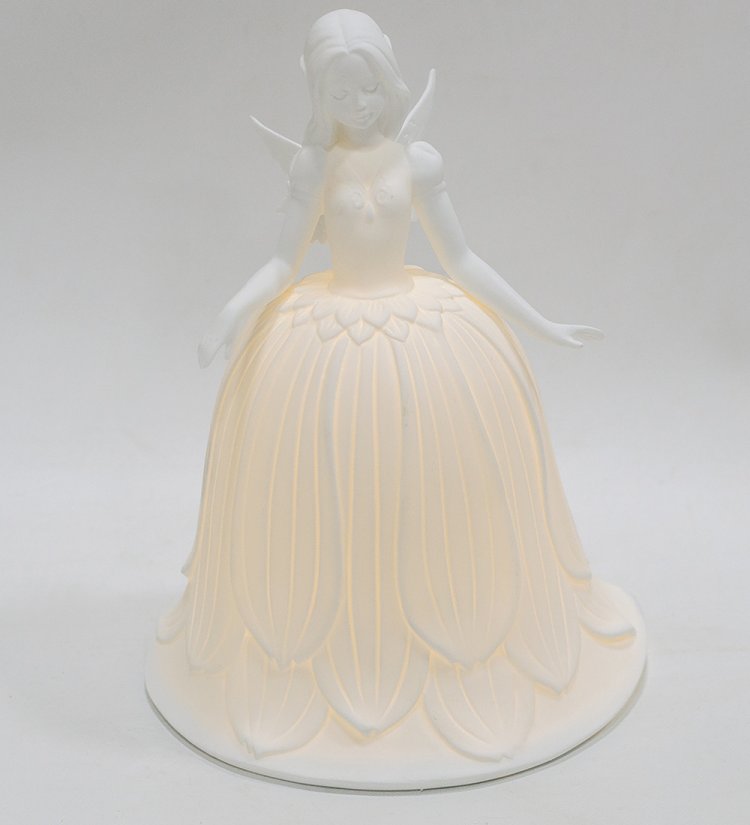 Статуэтка из фарфора с подсветкой Ночная фея Pavone JP-186/31, фотография с включенной подсветкой