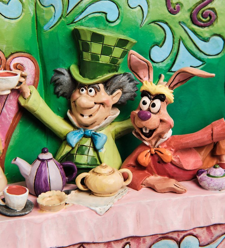 Статуэтка Алиса в стране чудес - Книга сказок Disney Traditions, увеличенный вид деталей с другой стороны