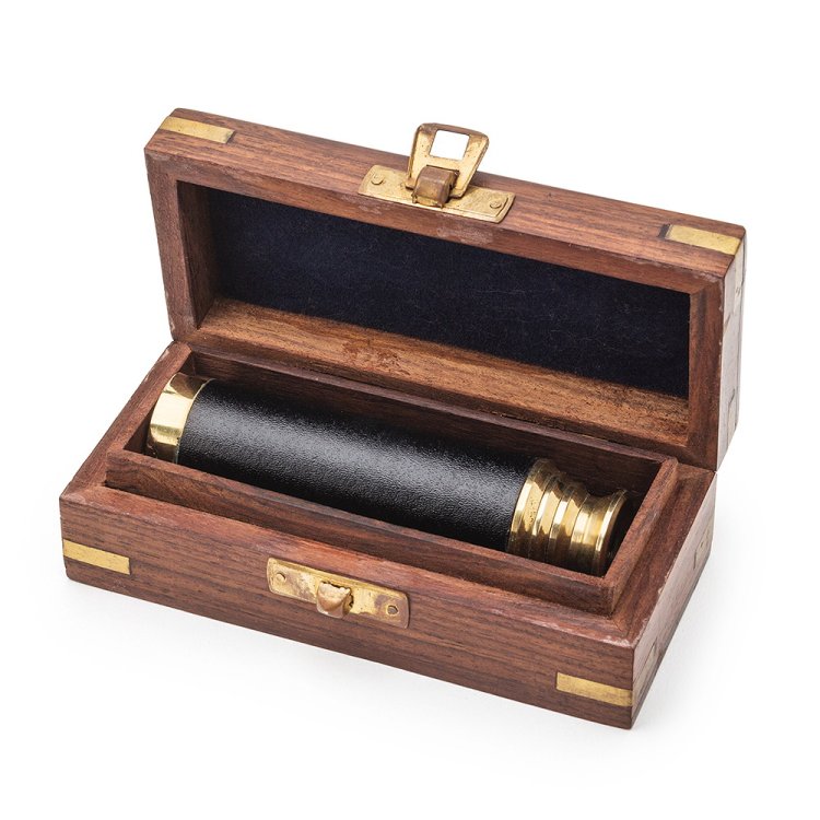 Подзорная труба в деревянном футляре