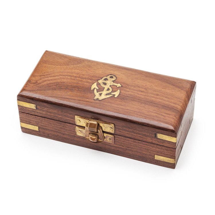 Подзорная труба в деревянном футляре