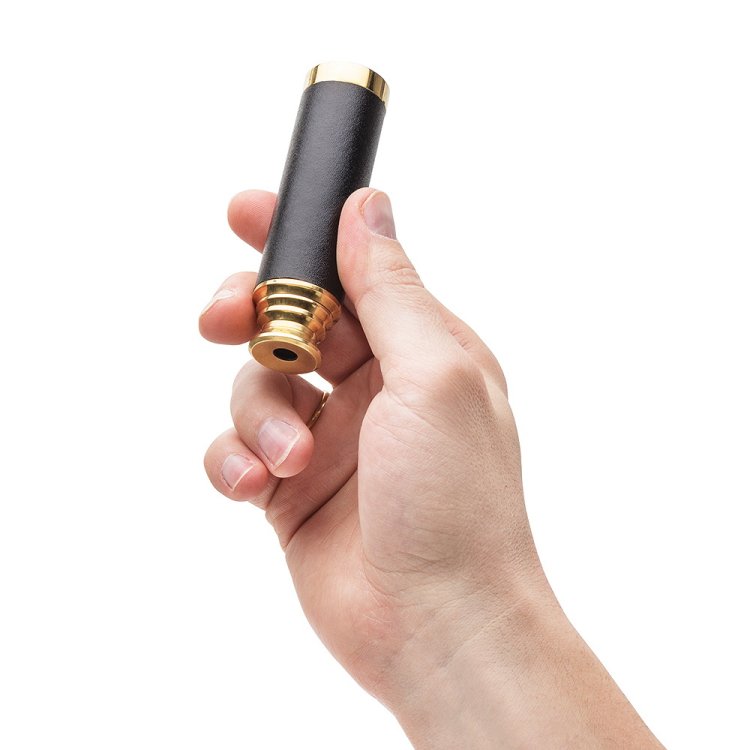 Подзорная труба в деревянном футляре