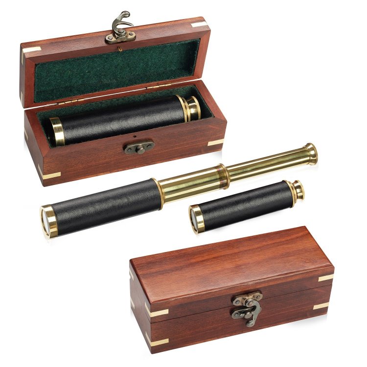 Подзорная труба в деревянном футляре