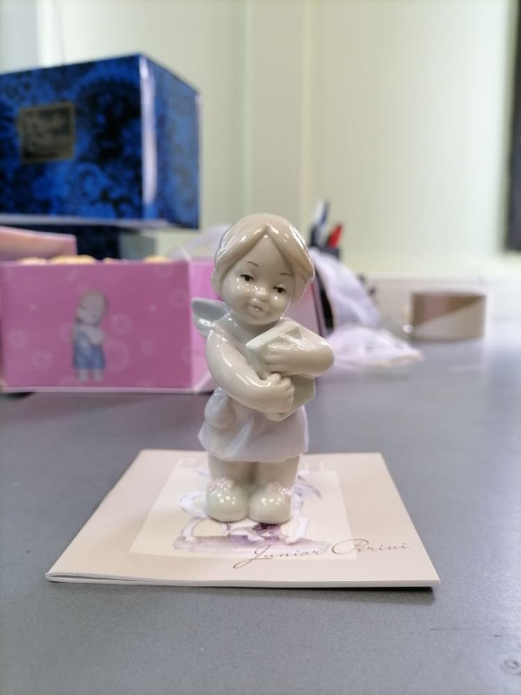 Статуэтка из фарфора Ангелочек-девочка с книжкой Pavone JP-36/26, фото со склада портретный вид