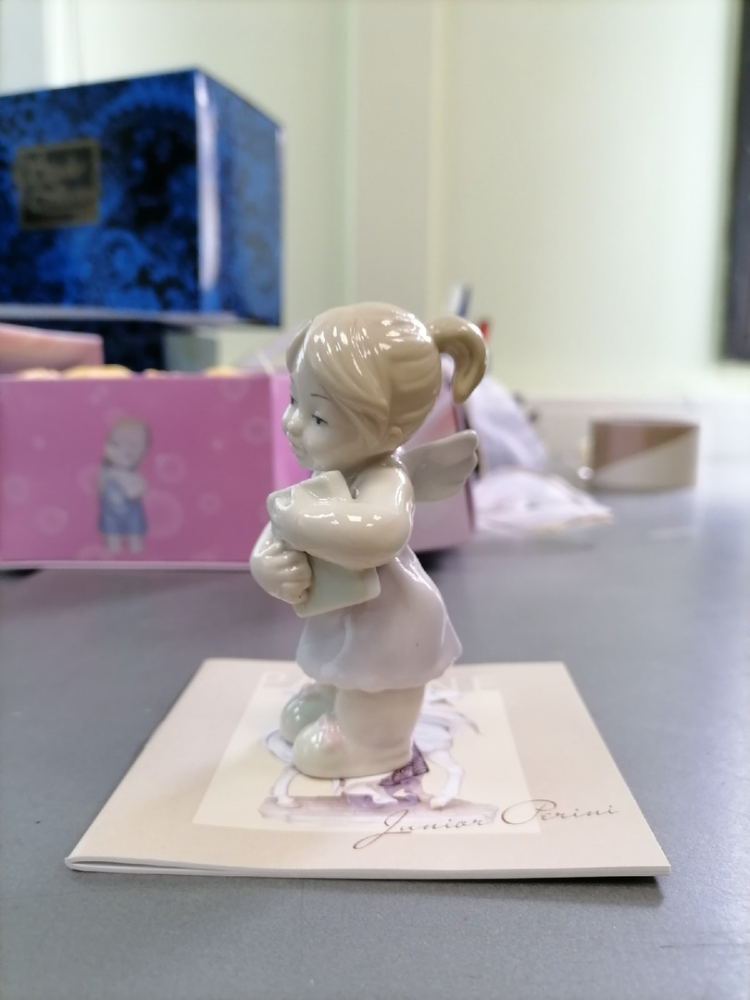 Статуэтка из фарфора Ангелочек-девочка с книжкой Pavone JP-36/26, фото со склада вид со стороны