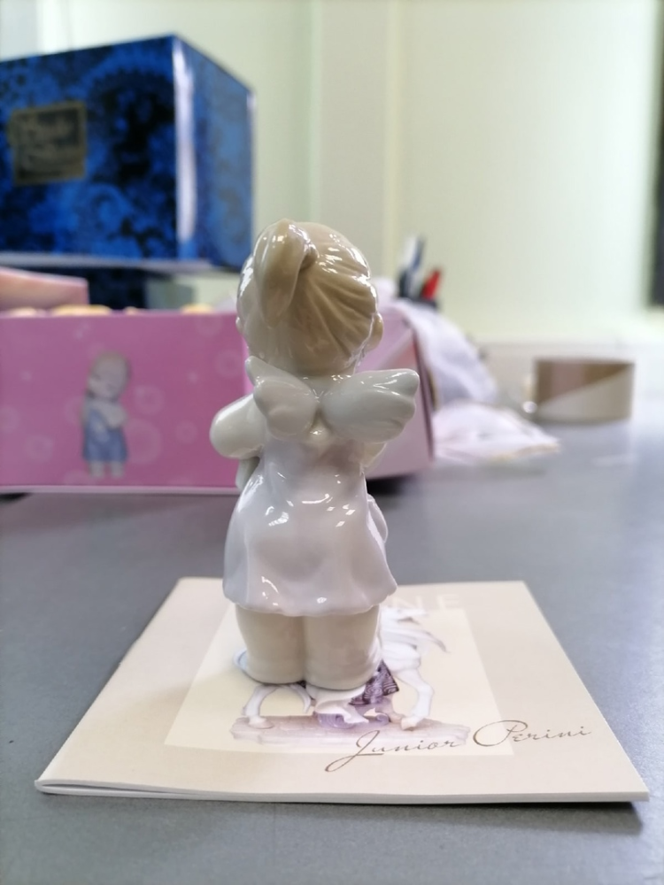 Статуэтка из фарфора Ангелочек-девочка с книжкой Pavone JP-36/26, фото со склада оборотная сторона