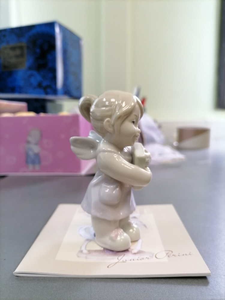 Статуэтка из фарфора Ангелочек-девочка с книжкой Pavone JP-36/26, фото со склада вид профиль