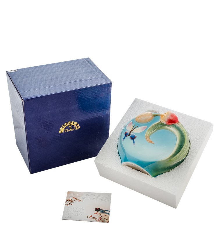 Ваза из фарфора в форме шара Бабочки и тюльпаны Pavone FM-72/ 4, фотография в упаковке