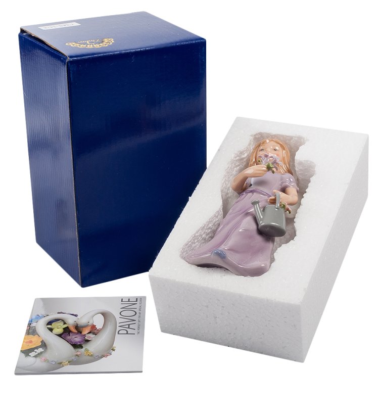 Керамическая статуэтка Маленькая фея с цветами и лейкой Pavone CMS-34/ 8, фотография в упаковке