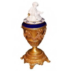 Декоративный кубок из фарфора Мальчик