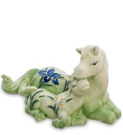 Статуэтка из фарфора Мама лошадь с ребенком