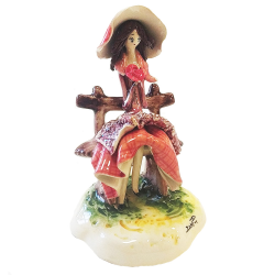 Статуэтка из фарфора Леди на скамейке