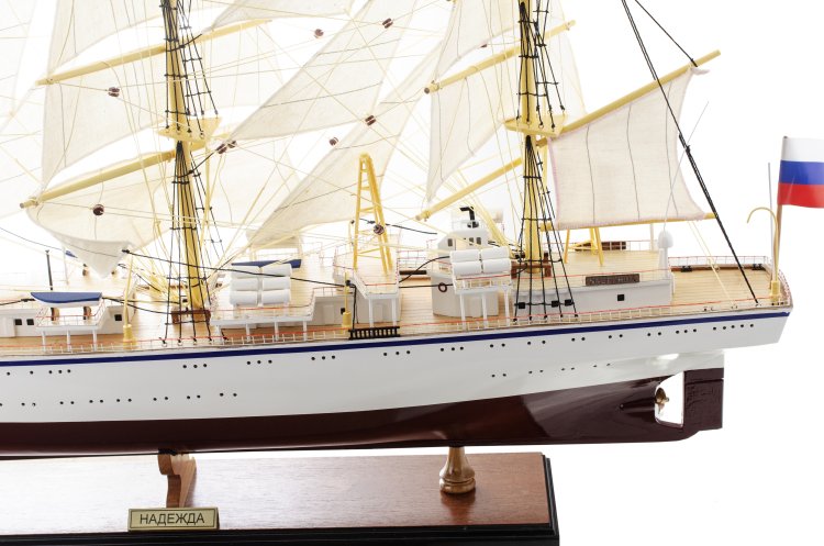 Модель корабля из дерева Надежда Т-100, фотография задней части
