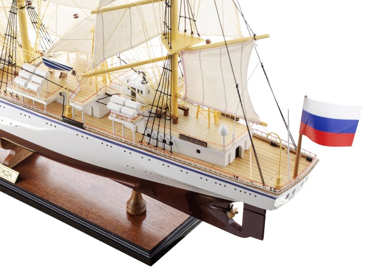 Модель корабля из дерева Надежда Т-100, фотография задней части сбоку