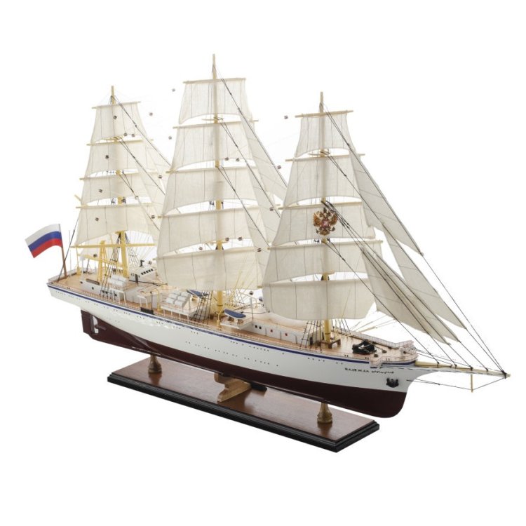 Модель корабля из дерева Надежда Т-100, фотография сбоку