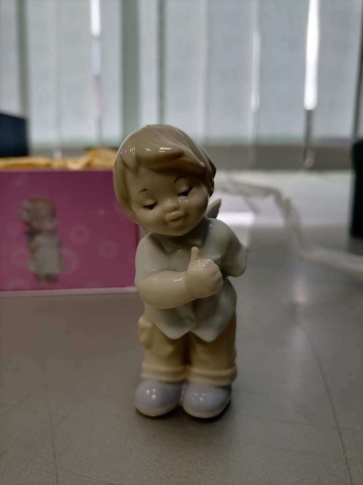 Статуэтка из фарфора Ангелочек-Мальчик в пиджаке Pavone JP-36/27, фото со склада портретный вид