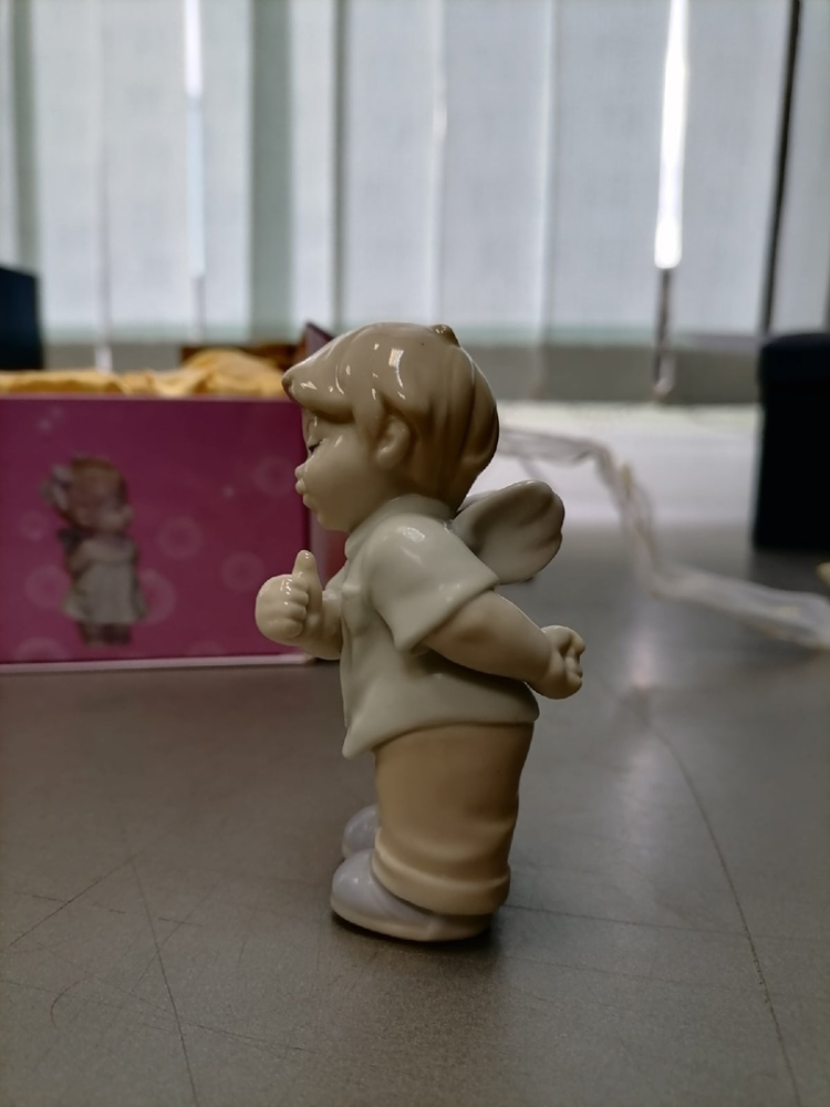 Статуэтка из фарфора Ангелочек-Мальчик в пиджаке Pavone JP-36/27, фото со склада вид профиль