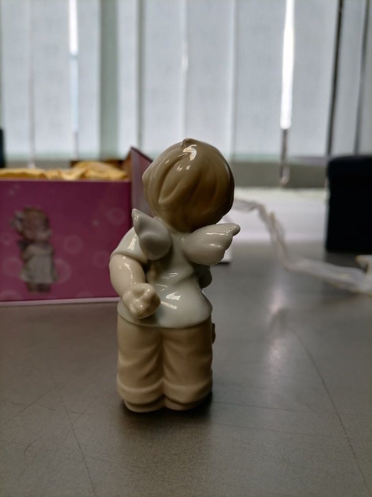 Статуэтка из фарфора Ангелочек-Мальчик в пиджаке Pavone JP-36/27, фото со склада оборотная сторона