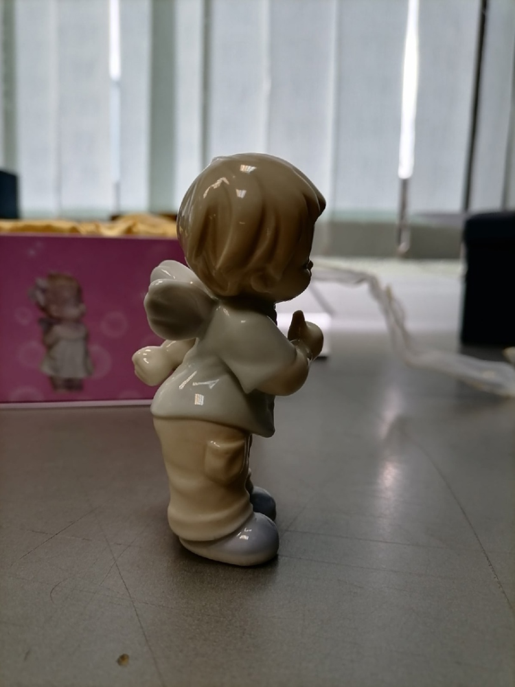 Статуэтка из фарфора Ангелочек-Мальчик в пиджаке Pavone JP-36/27, фото со склада вид со стороны