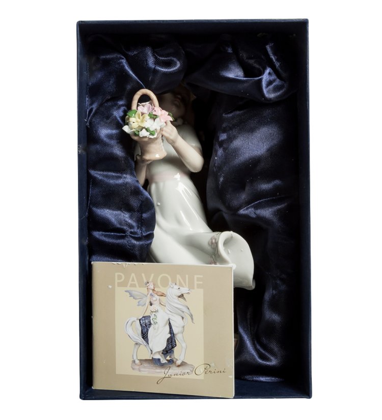 Статуэтка из фарфора Девочка с цветами в белом платье Pavone JP-22/25, фотография в упаковке
