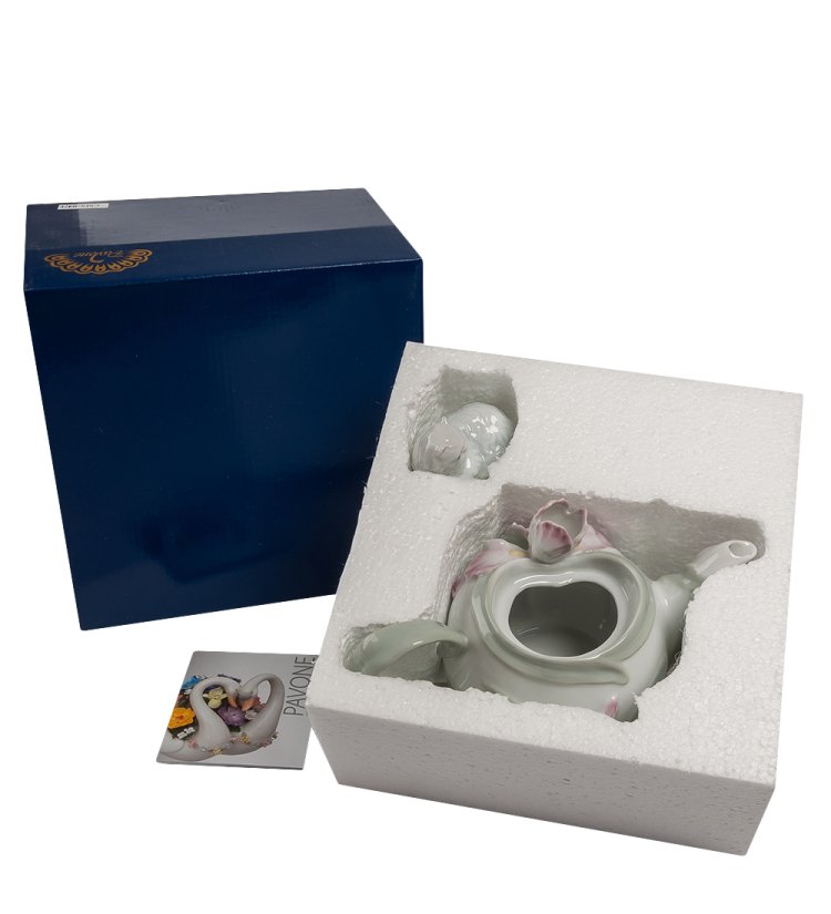 Заварочный чайник из фарфора Котенок с ирисом Pavone CMS-04/ 1, фотография в упаковке