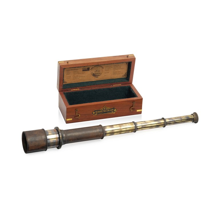 Старинная подзорная труба в деревянной шкатулке 