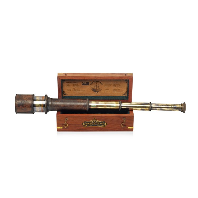 Старинная подзорная труба в деревянной шкатулке, фотография на коробке