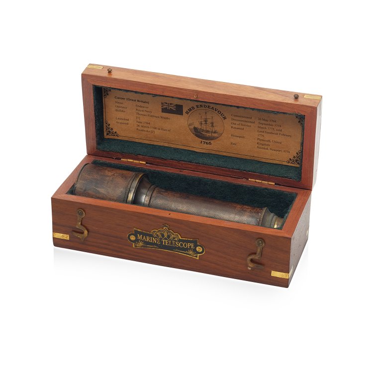 Старинная подзорная труба в деревянной шкатулке, фотография в коробке