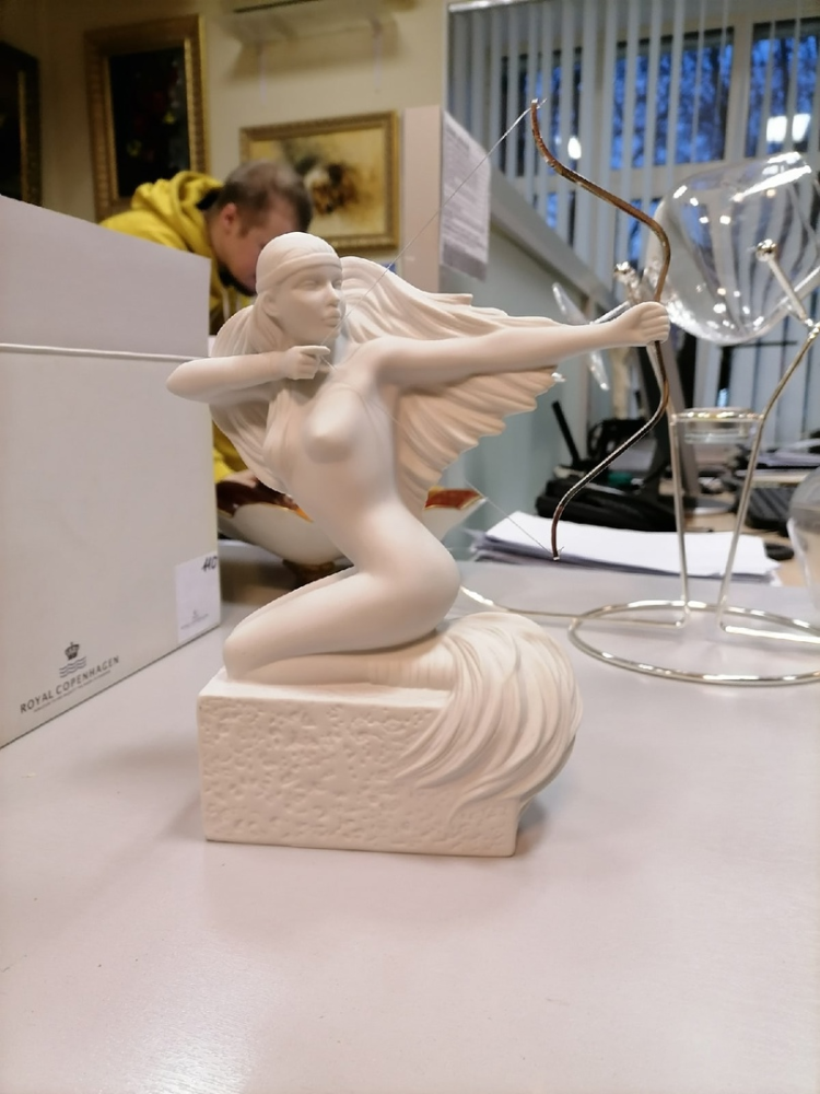 Фарфоровая статуэтка Стрелец (женщина), фото со склада