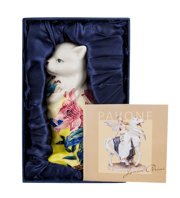 Статуэтка из фарфора Бело-Желтая кошечка с бабочками Pavone JP-96/ 23, фотография в упаковке