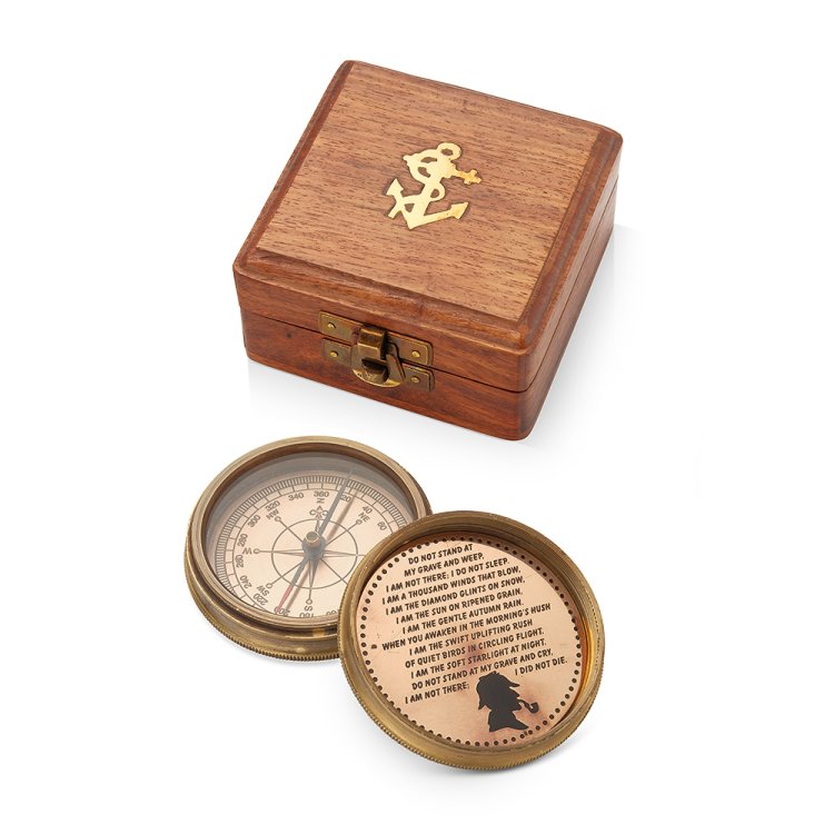 Компас в деревянной шкатулке Sherlok Holmes, фотография рядом с коробочкой