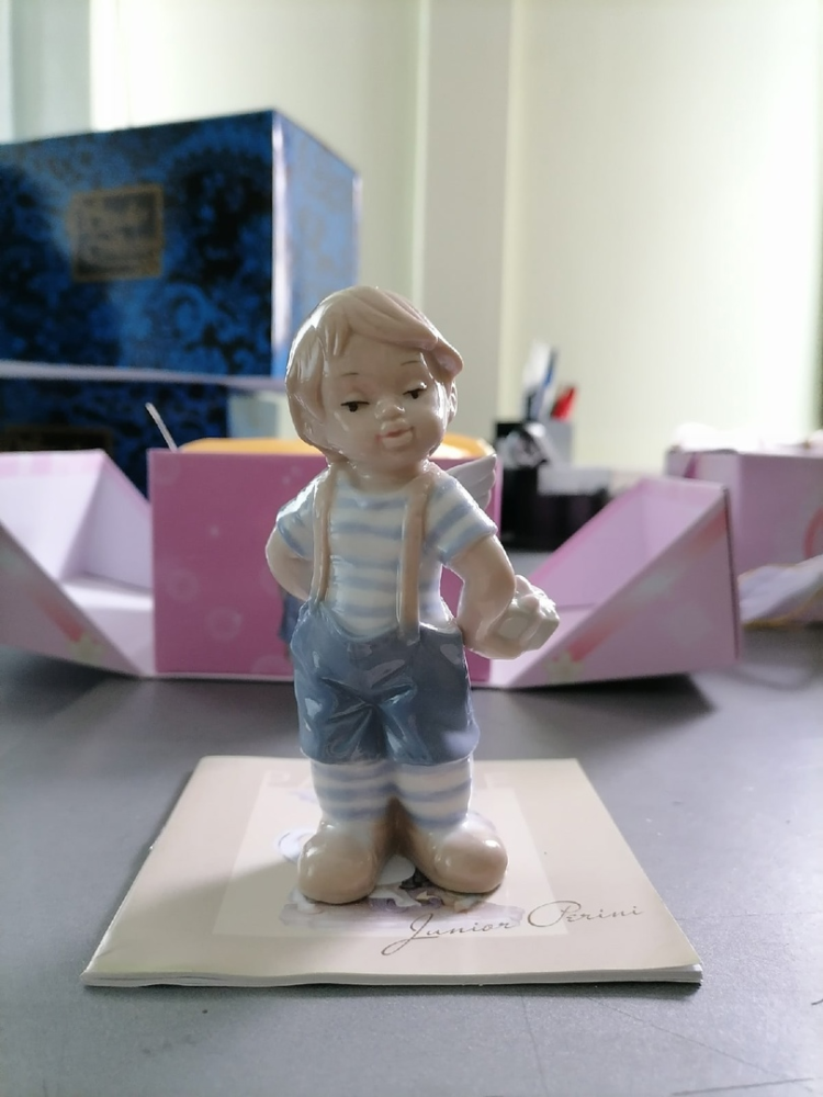 Статуэтка из фарфора Ангелочек-Мальчик с подарком Pavone JP-36/28, фото со склада портретный вид