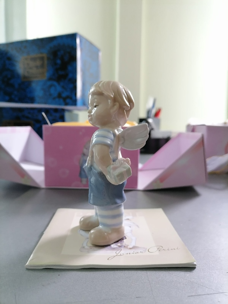 Статуэтка из фарфора Ангелочек-Мальчик с подарком Pavone JP-36/28, фото со склада вид профиль