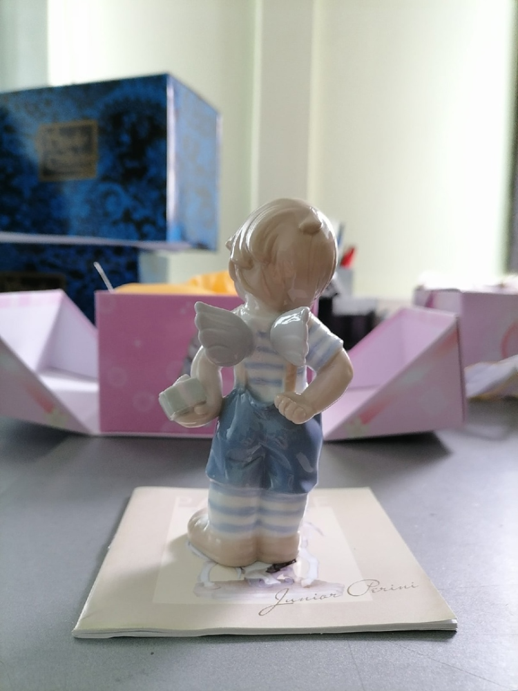 Статуэтка из фарфора Ангелочек-Мальчик с подарком Pavone JP-36/28, фото со склада оборотная сторона