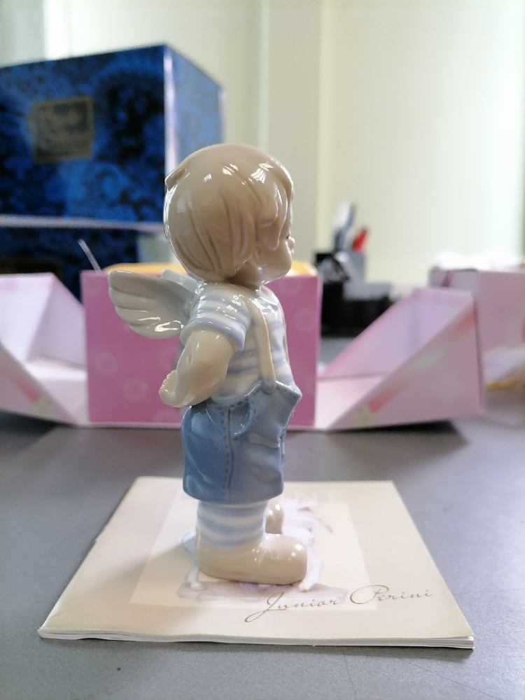 Статуэтка из фарфора Ангелочек-Мальчик с подарком Pavone JP-36/28, фото со склада вид со стороны