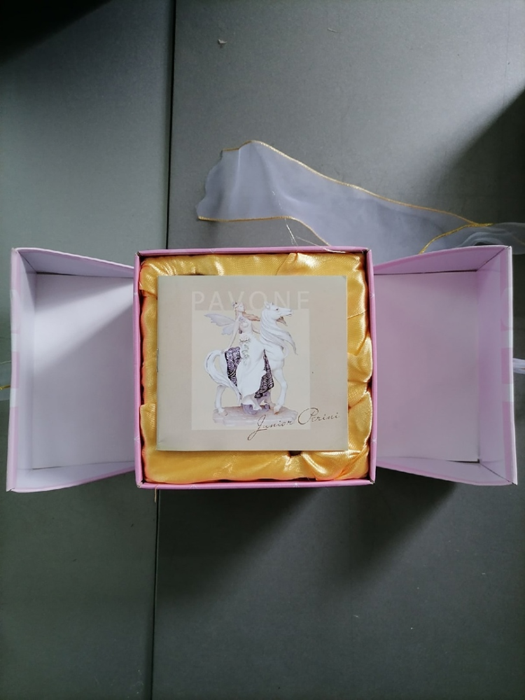 Статуэтка из фарфора Ангелочек-Мальчик с подарком Pavone JP-36/28, фото со склада упаковочный вид