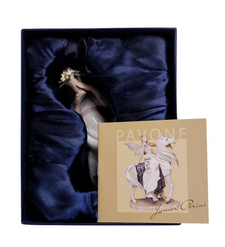 Статуэтка из фарфора Девочка с корзинкой цветов в белом Pavone JP-22/24, фотография в упаковке