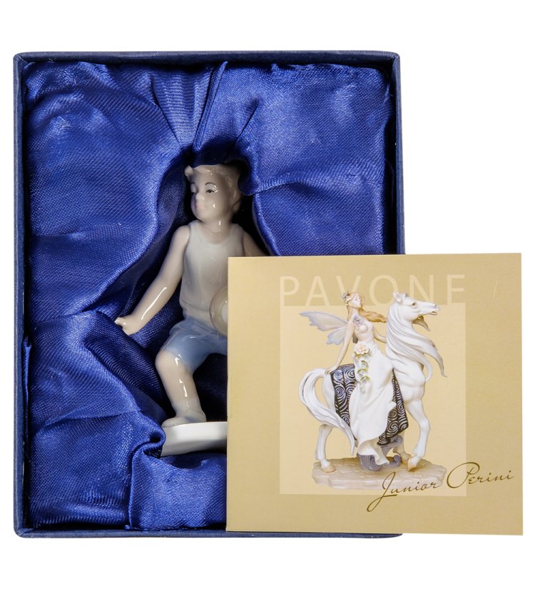 Фигурка из фарфора Юный баскетболист Pavone JP-50/ 4, фотография в упаковке