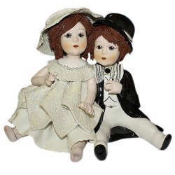 Статуэтка из фарфора Девочка в белом и мальчик сидящие