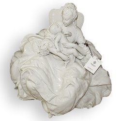 Статуэтка из фарфора Дама с малышом