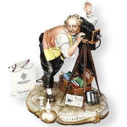 Статуэтка из фарфора Фотограф