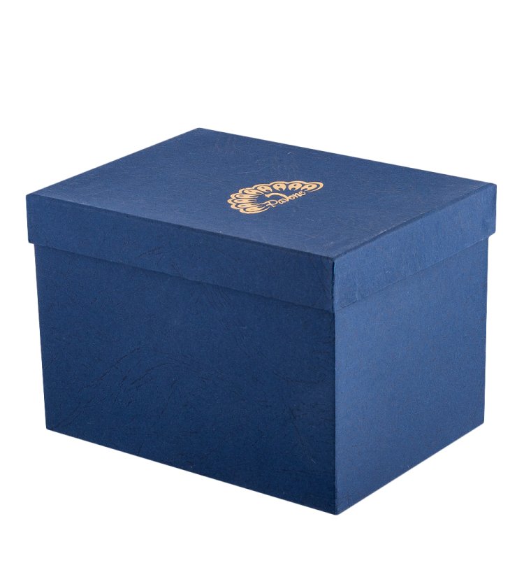 Статуэтка из фарфора Кошечка в лилиях, фотография коробки