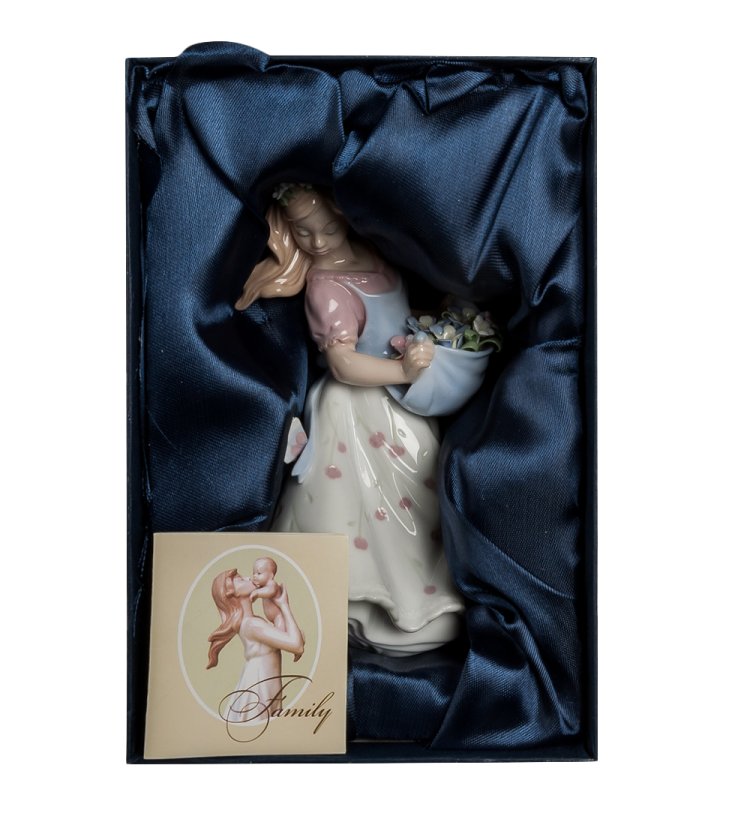 Статуэтка из фарфора Юная Леди в фартуке с цветами Pavone JP-29/ 26, фотография в коробке