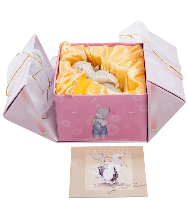 Статуэтка из фарфора застенчивый Ангелочек-девочка Pavone JP-36/29, фотография в упаковке