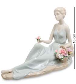 Статуэтка из фарфора Девушка с цветами Нежные чувства
