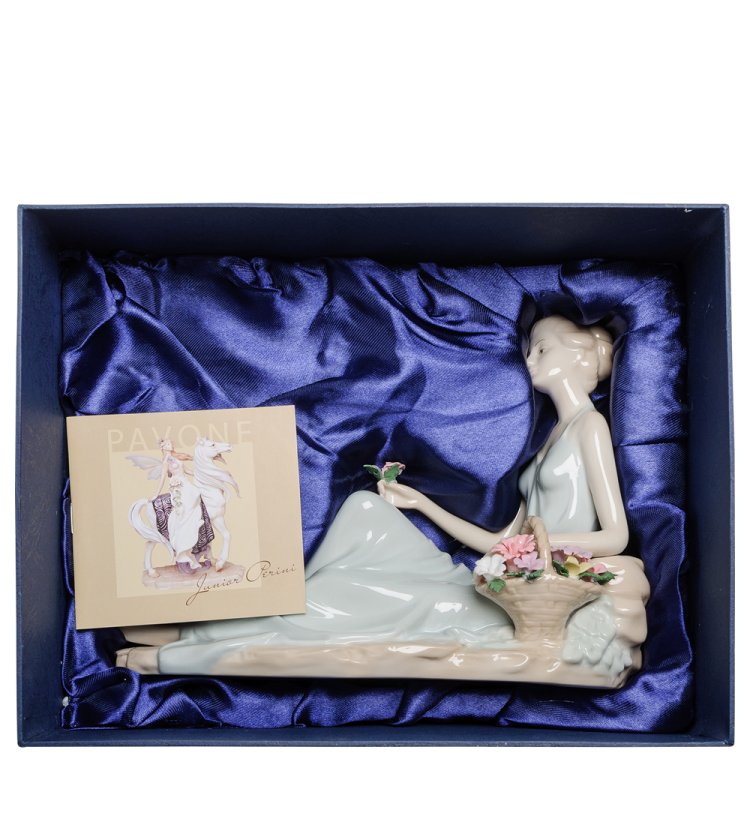 Статуэтка из фарфора Девушка с цветами Нежные чувства Pavone JP-22/27, фотография в коробочке