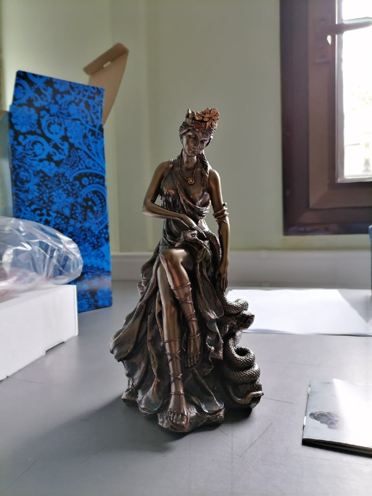 Статуэтка Гигиея - богиня здоровья и чистоты Veronese WS-890, фото со склада портретный вид