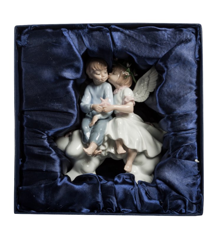Статуэтка из фарфора Влюбленные Ангелочки на облаке Pavone JP-22 /3, фотография в упаковке